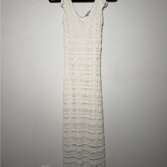 Elegant White Knit Midi Dress - Picture 4 of 5